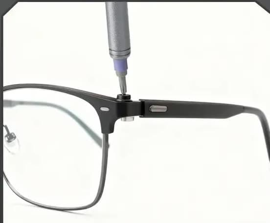 Apretando el tornillo de unos lentes